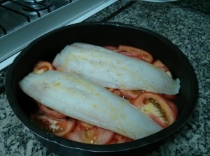 Peixe e tomates